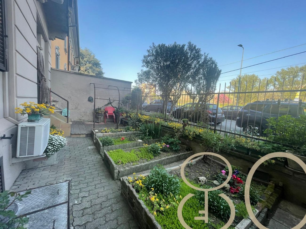 AMPIO TRILOCALE CON GIARDINO PRIVATO