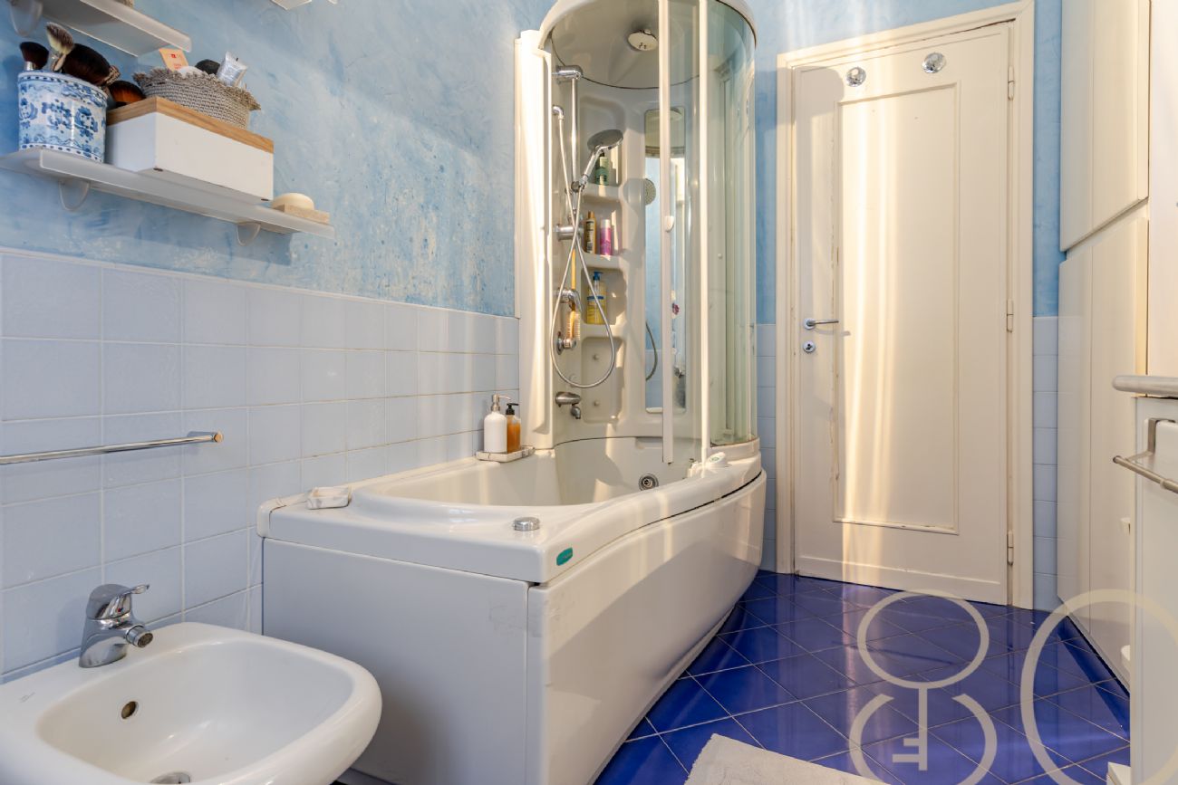 PLURILOCALE CON POSTO AUTO