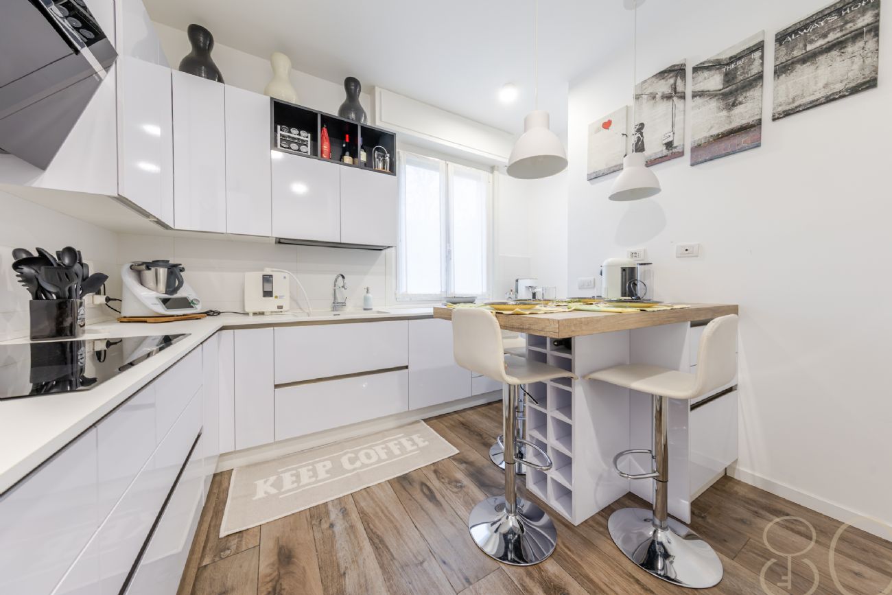 PLURILOCALE CON POSTO AUTO