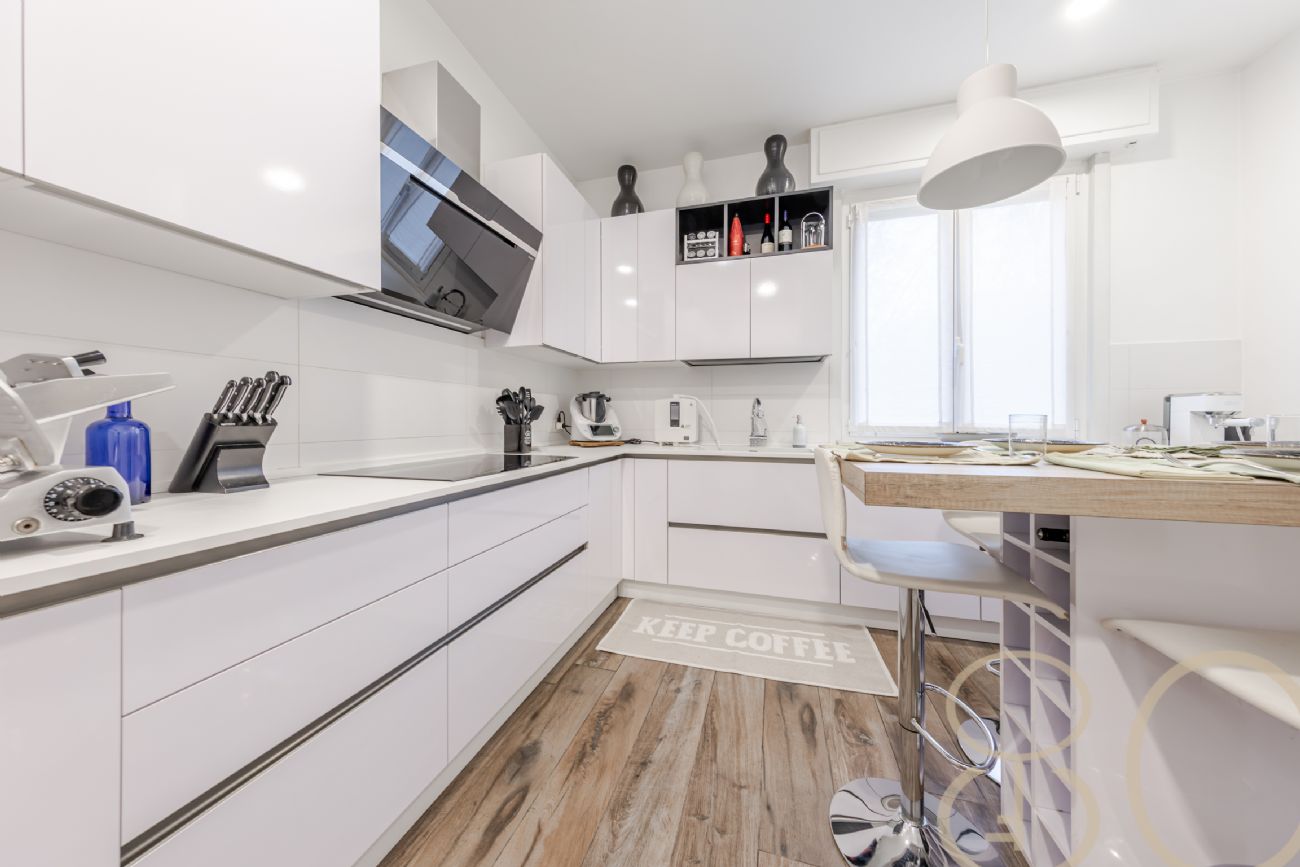 PLURILOCALE CON POSTO AUTO