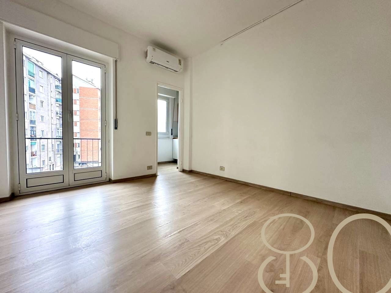 MONOLOCALE CON BALCONE