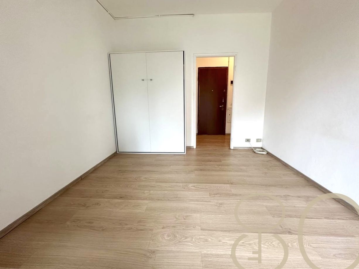 MONOLOCALE CON BALCONE