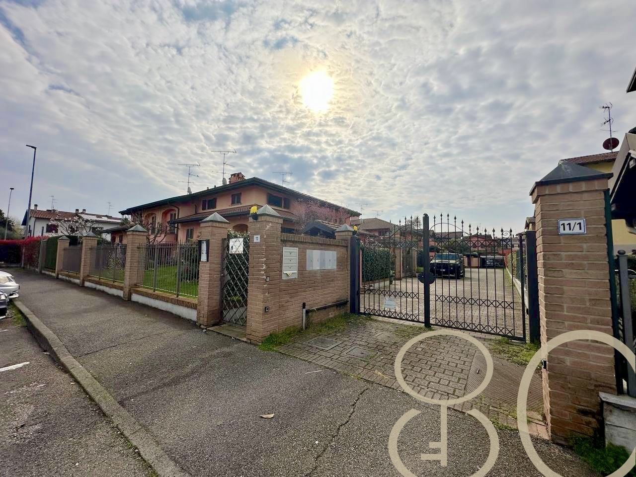 VILLA INDIPENDENTE CON AMPIO GIARDINO ANGOLARE, BOX E POSTO