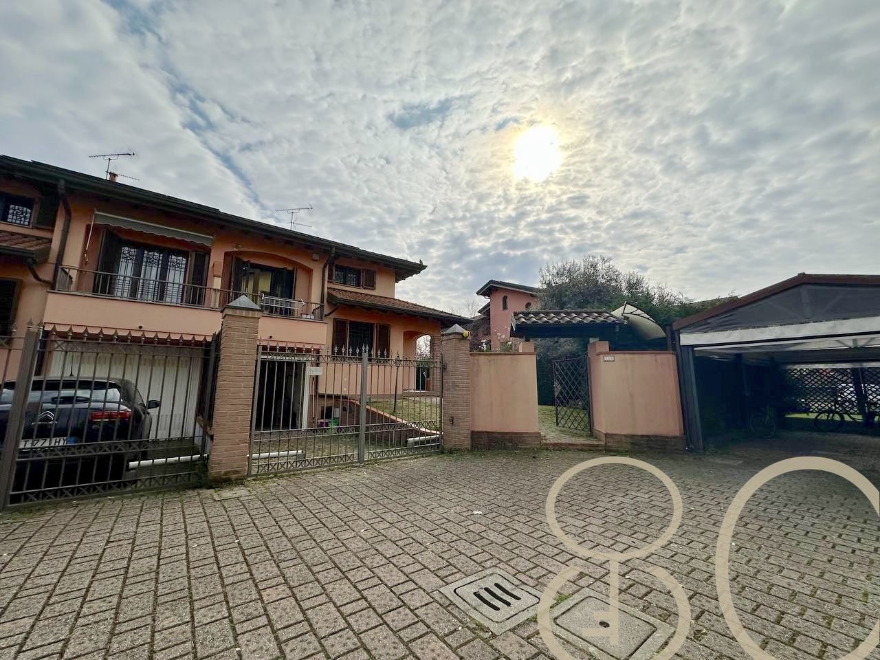 VILLA INDIPENDENTE CON AMPIO GIARDINO ANGOLARE, BOX E POSTO