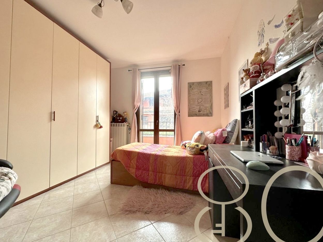 VILLA INDIPENDENTE CON AMPIO GIARDINO ANGOLARE, BOX E POSTO