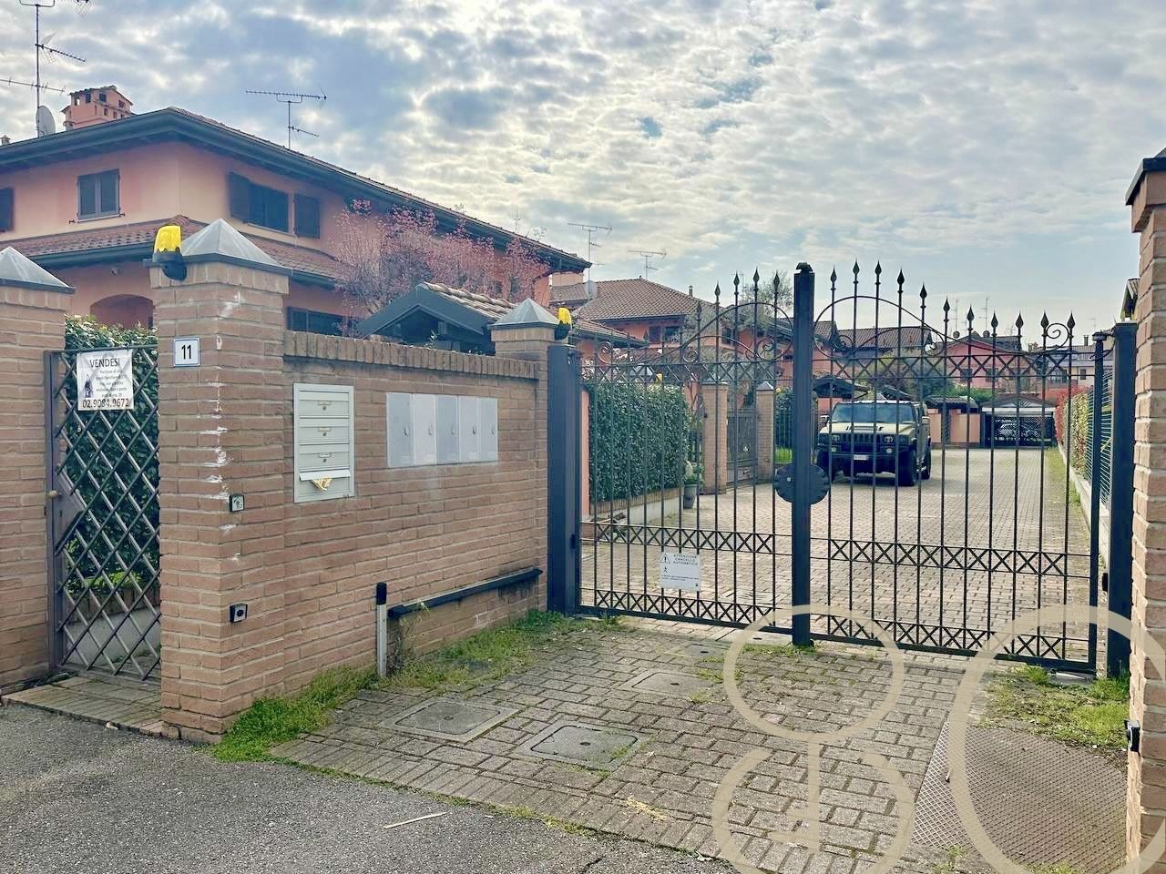 VILLA INDIPENDENTE CON AMPIO GIARDINO ANGOLARE, BOX E POSTO