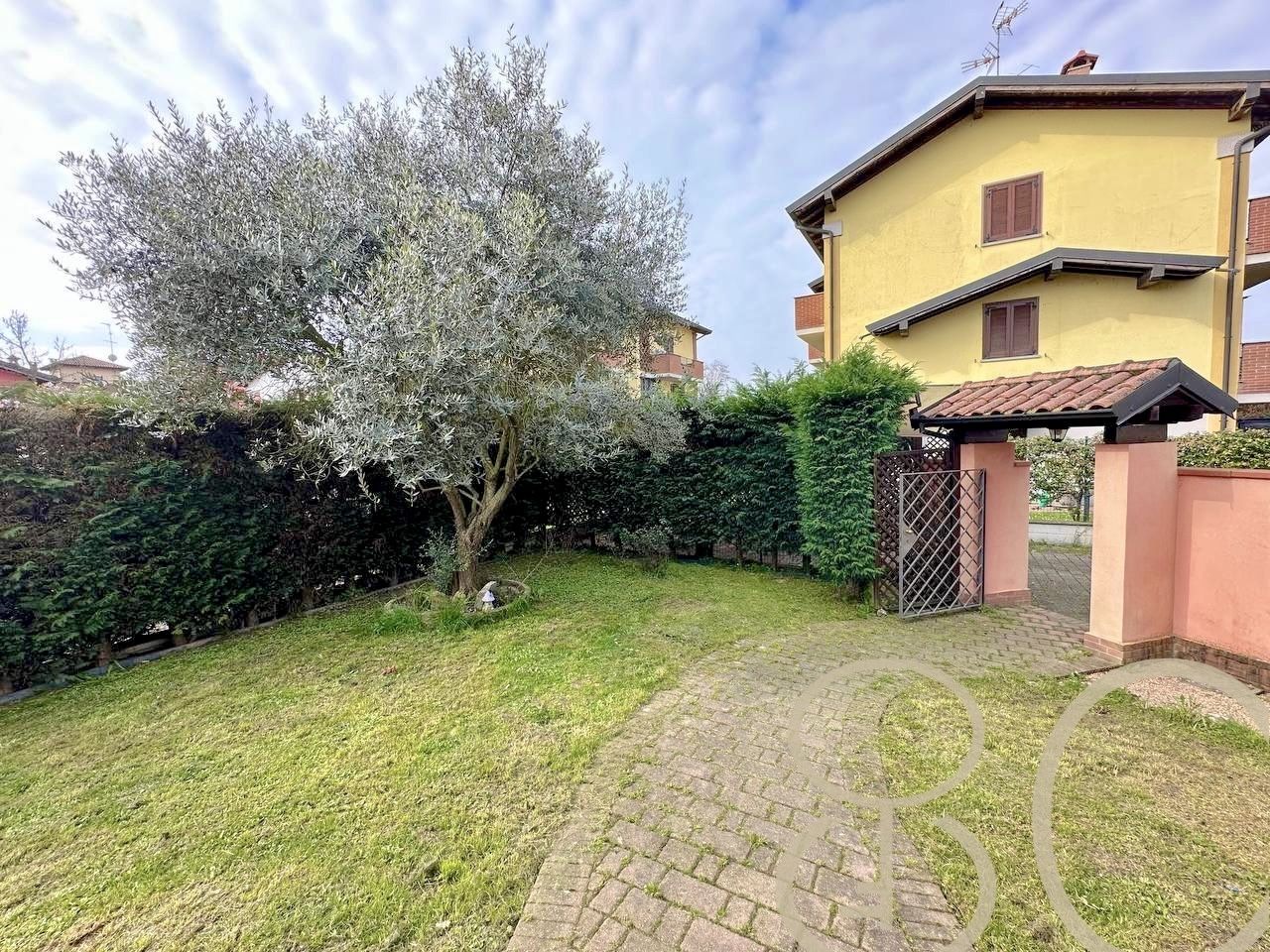 VILLA INDIPENDENTE CON AMPIO GIARDINO ANGOLARE, BOX E POSTO