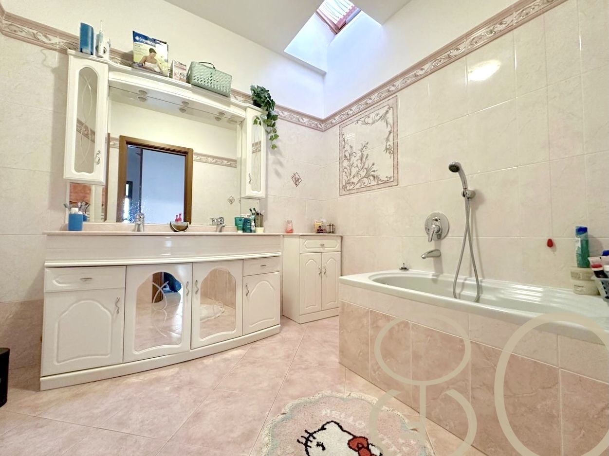 VILLA INDIPENDENTE CON AMPIO GIARDINO ANGOLARE, BOX E POSTO