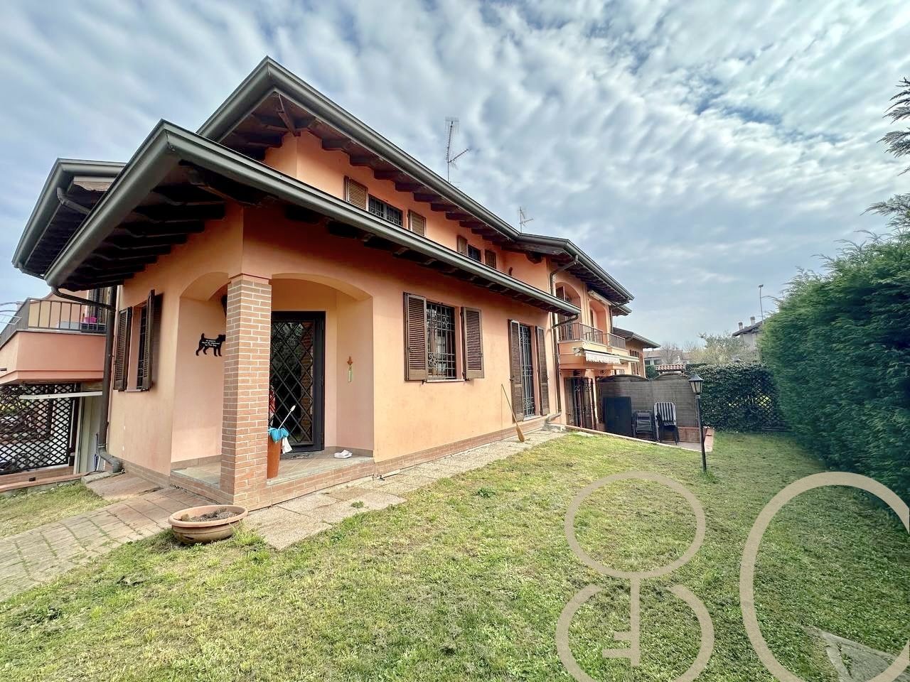 VILLA INDIPENDENTE CON AMPIO GIARDINO ANGOLARE, BOX E POSTO