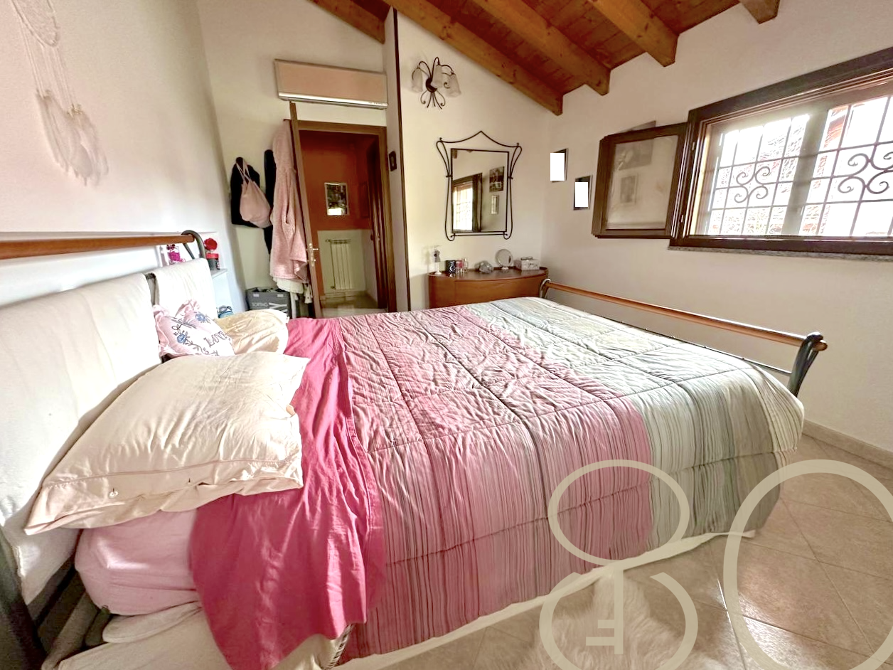 VILLA INDIPENDENTE CON AMPIO GIARDINO ANGOLARE, BOX E POSTO