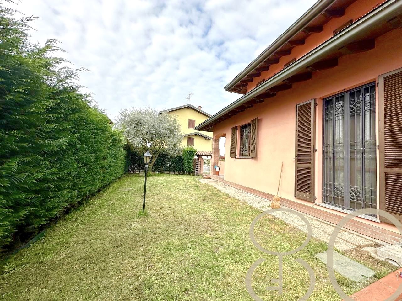 VILLA INDIPENDENTE CON AMPIO GIARDINO ANGOLARE, BOX E POSTO