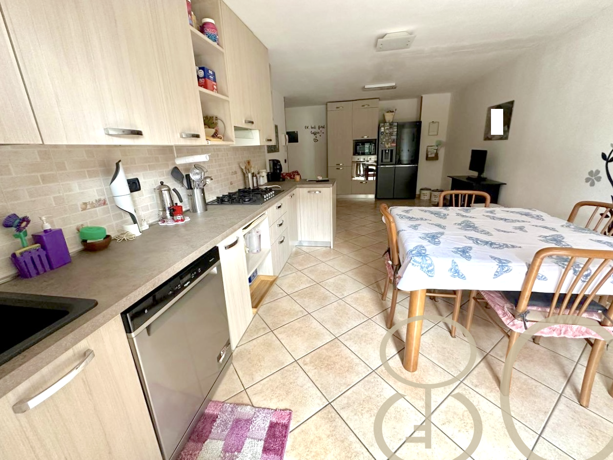 VILLA INDIPENDENTE CON AMPIO GIARDINO ANGOLARE, BOX E POSTO