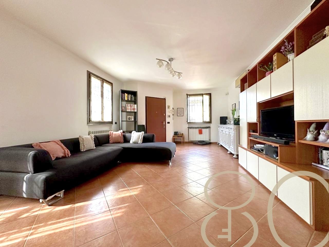 VILLA INDIPENDENTE CON AMPIO GIARDINO ANGOLARE, BOX E POSTO