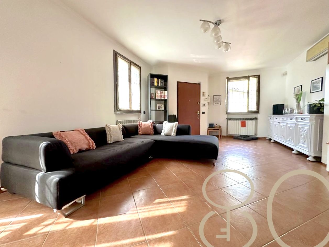 VILLA INDIPENDENTE CON AMPIO GIARDINO ANGOLARE, BOX E POSTO