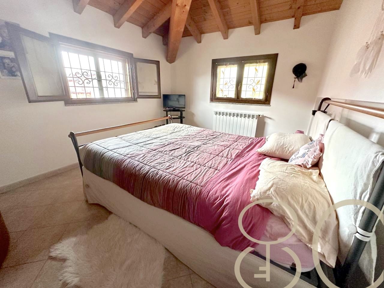 VILLA INDIPENDENTE CON AMPIO GIARDINO ANGOLARE, BOX E POSTO