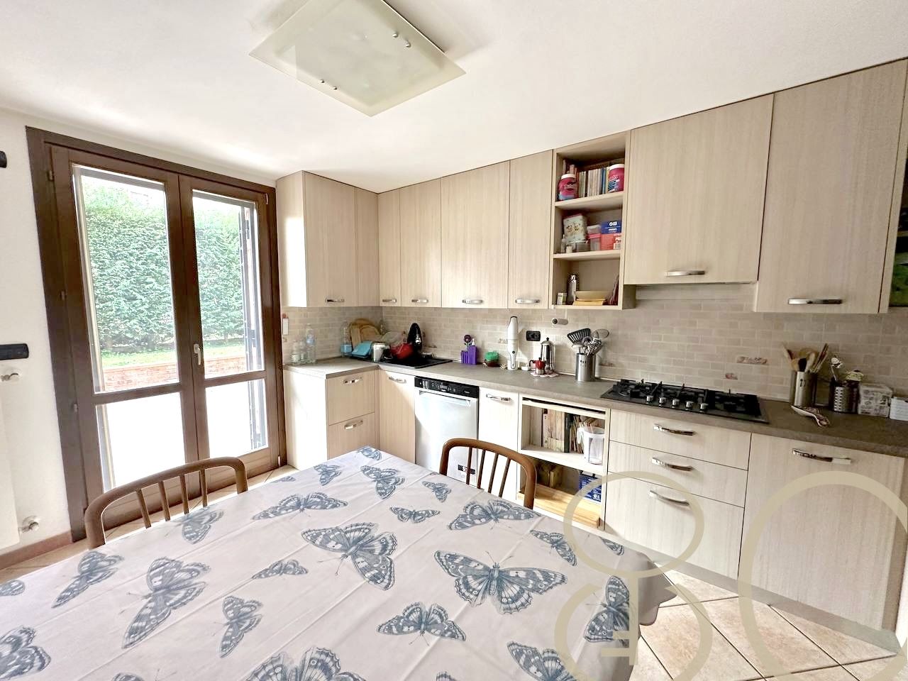 VILLA INDIPENDENTE CON AMPIO GIARDINO ANGOLARE, BOX E POSTO