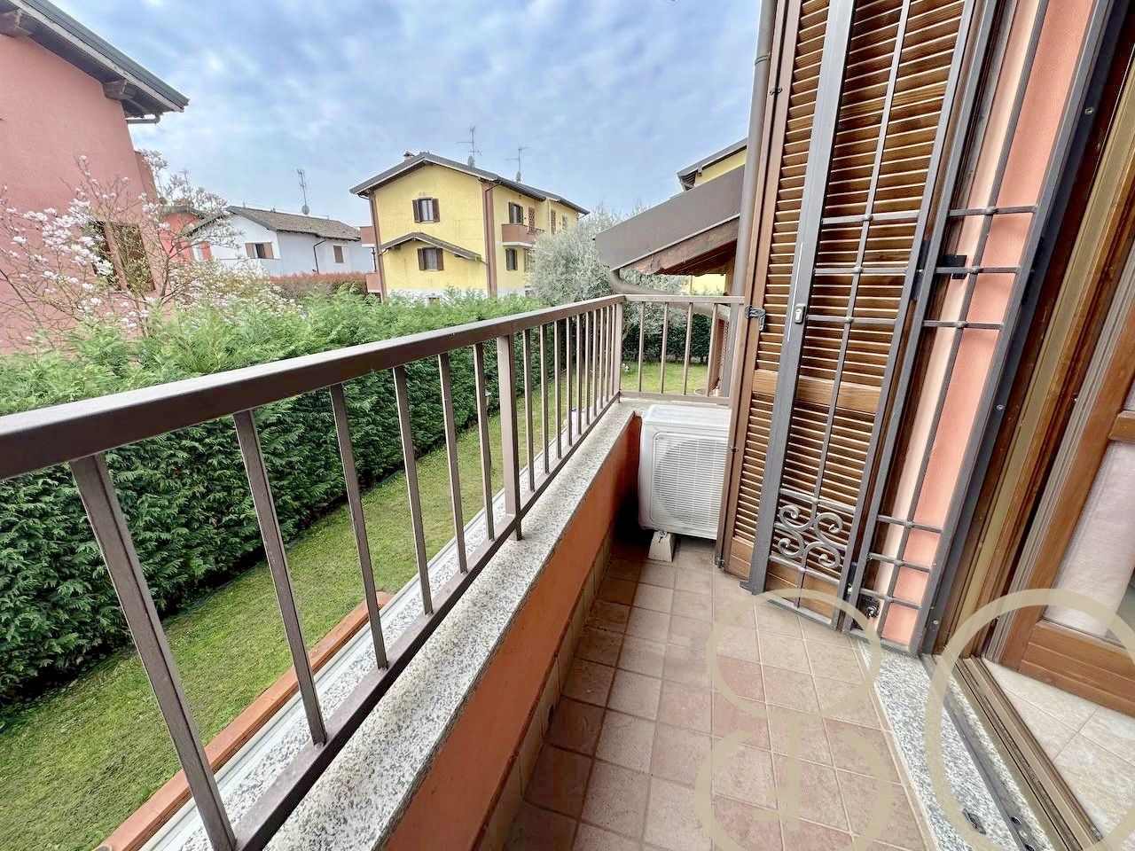 VILLA INDIPENDENTE CON AMPIO GIARDINO ANGOLARE, BOX E POSTO