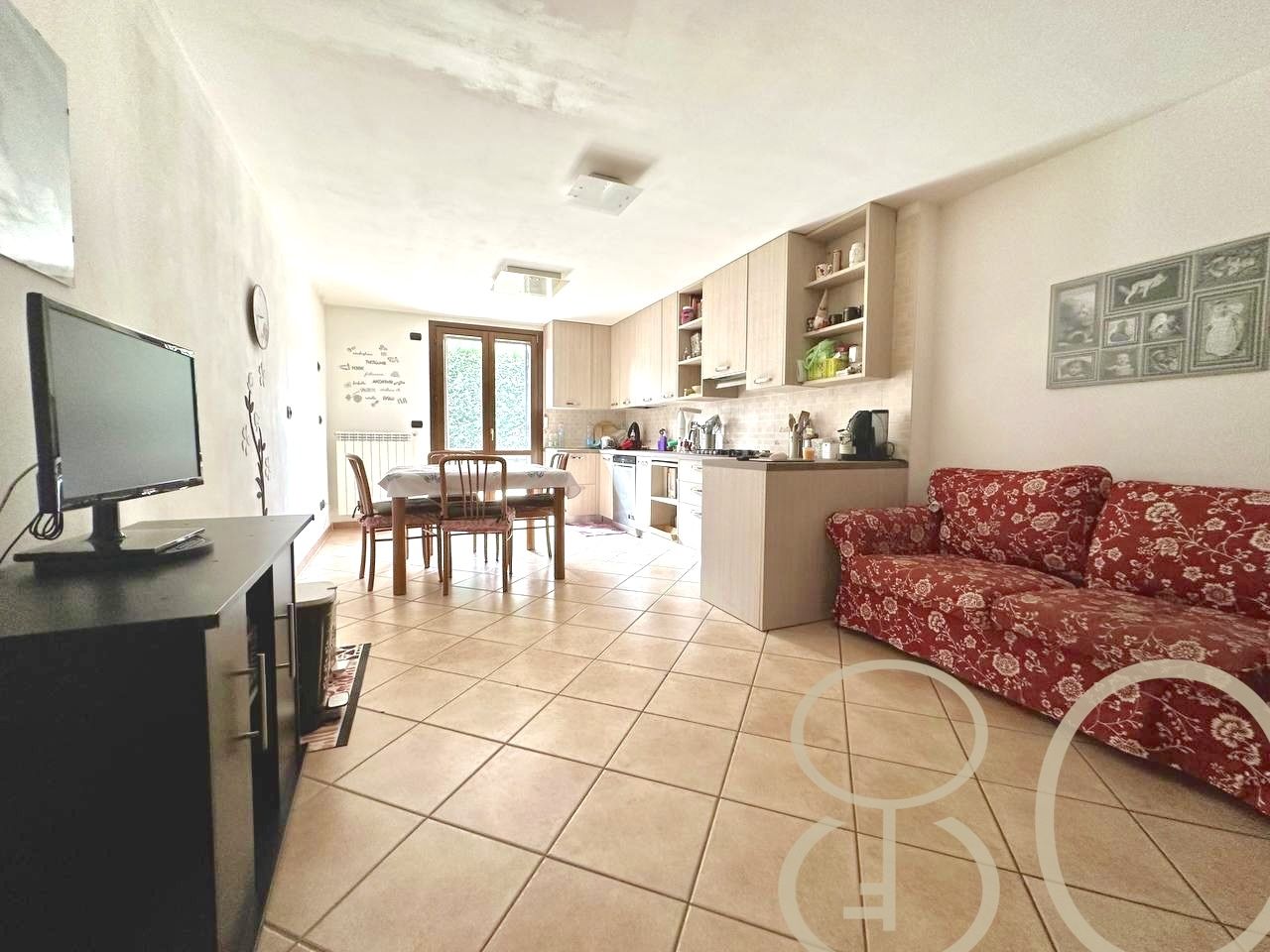 VILLA INDIPENDENTE CON AMPIO GIARDINO ANGOLARE, BOX E POSTO