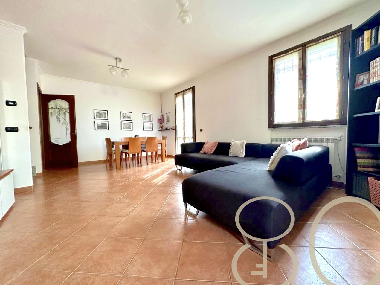 VILLA INDIPENDENTE CON AMPIO GIARDINO ANGOLARE, BOX E POSTO