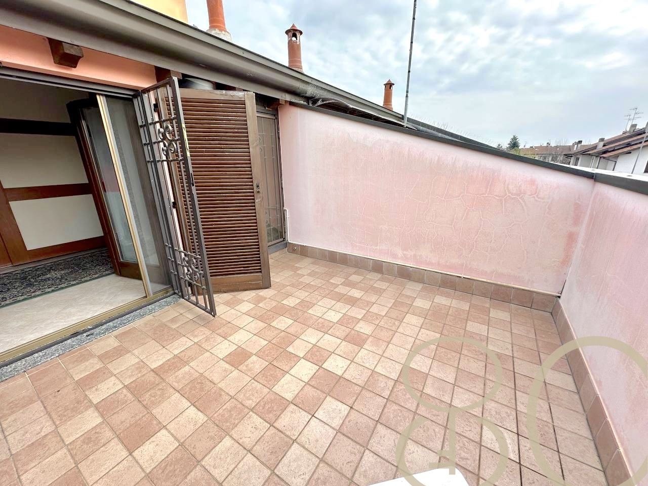 VILLA INDIPENDENTE CON AMPIO GIARDINO ANGOLARE, BOX E POSTO