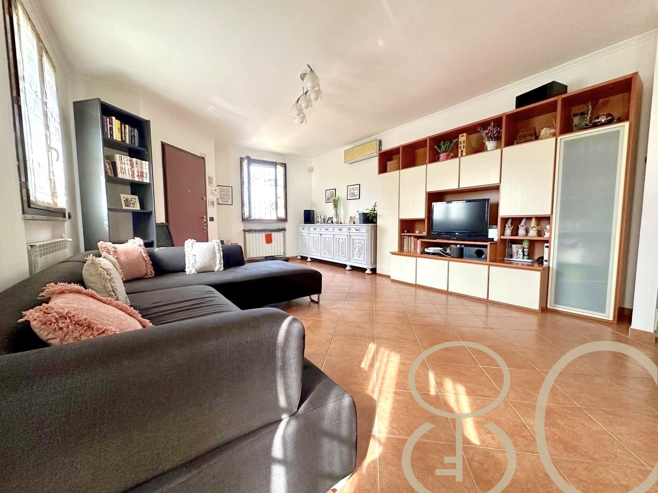 VILLA INDIPENDENTE CON AMPIO GIARDINO ANGOLARE, BOX E POSTO