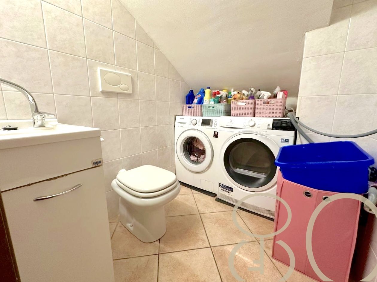 VILLA INDIPENDENTE CON AMPIO GIARDINO ANGOLARE, BOX E POSTO