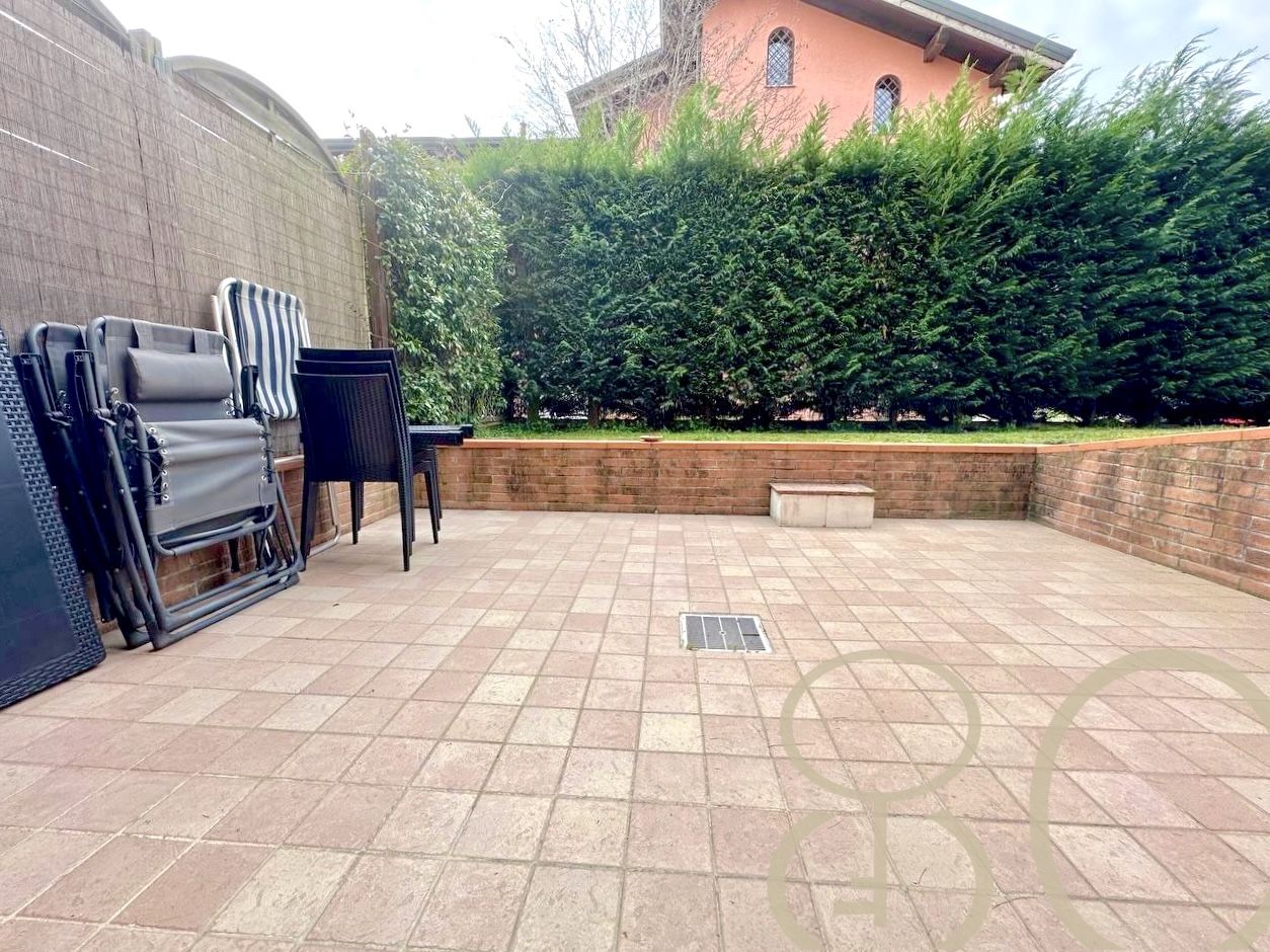 VILLA INDIPENDENTE CON AMPIO GIARDINO ANGOLARE, BOX E POSTO