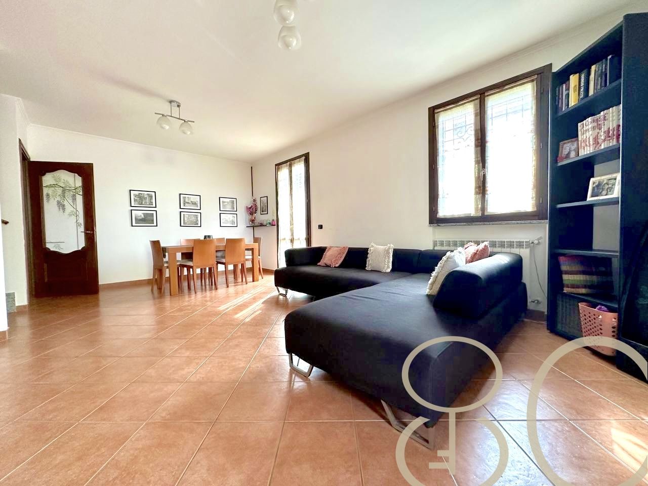 VILLA INDIPENDENTE CON AMPIO GIARDINO ANGOLARE, BOX E POSTO