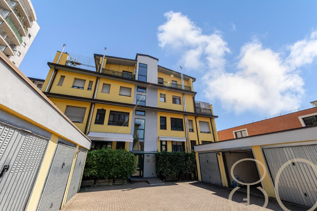 RECENTE COSTRUZIONE CON TERRAZZINO E TAVERNA