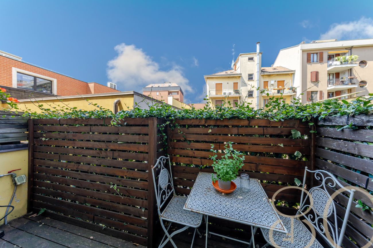 RECENTE COSTRUZIONE CON TERRAZZINO E TAVERNA