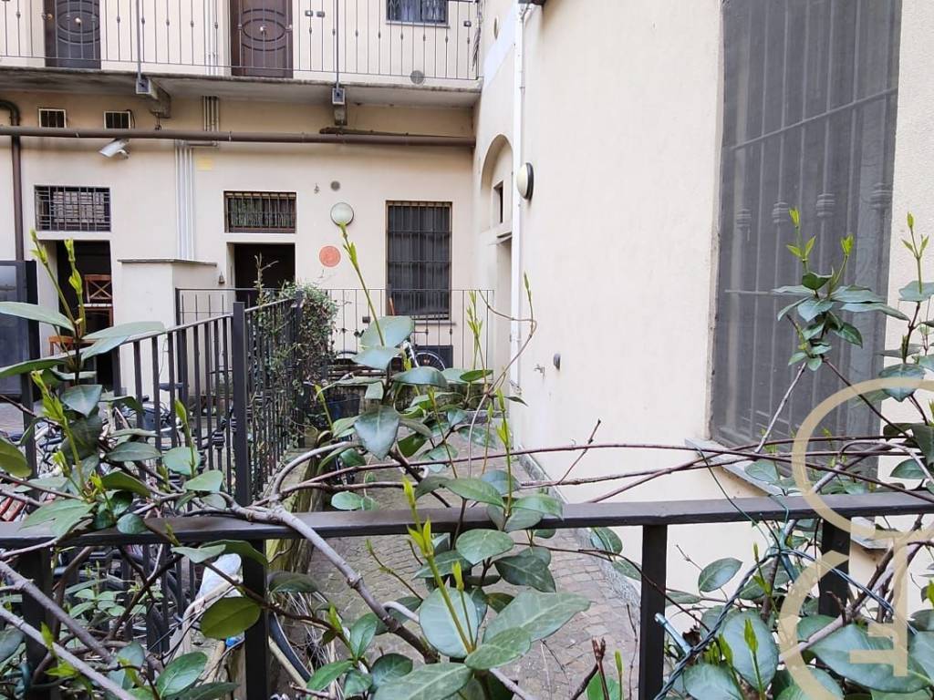 BILOCALE CON CORTILE PRIVATO E TAVERNA