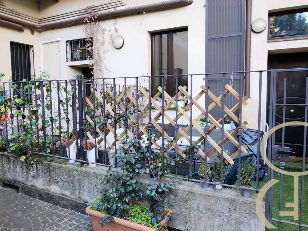 BILOCALE CON CORTILE PRIVATO E TAVERNA