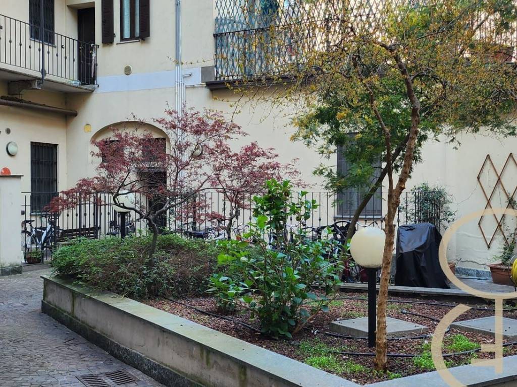 BILOCALE CON CORTILE PRIVATO E TAVERNA