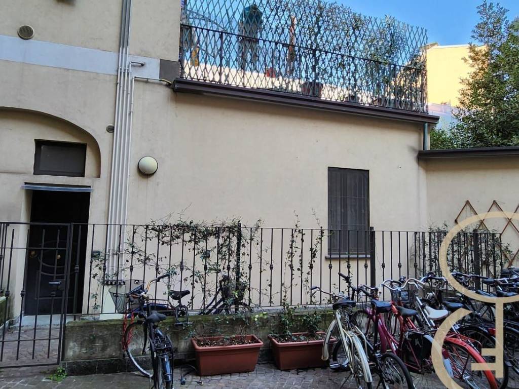 BILOCALE CON CORTILE PRIVATO E TAVERNA