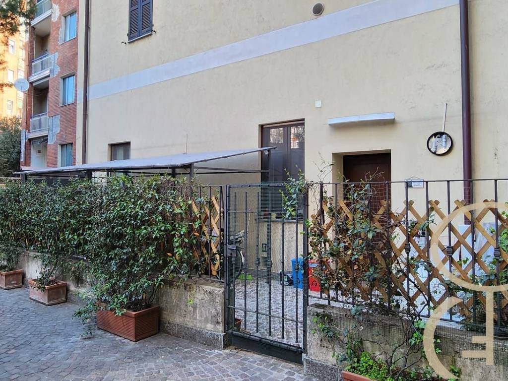 BILOCALE CON CORTILE PRIVATO E TAVERNA