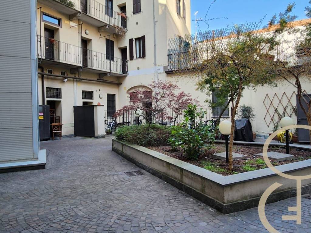 BILOCALE CON CORTILE PRIVATO E TAVERNA